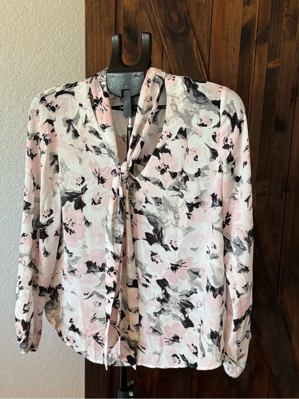 Light Pink Floral Tie-Neck Blouse with Long Sleeves